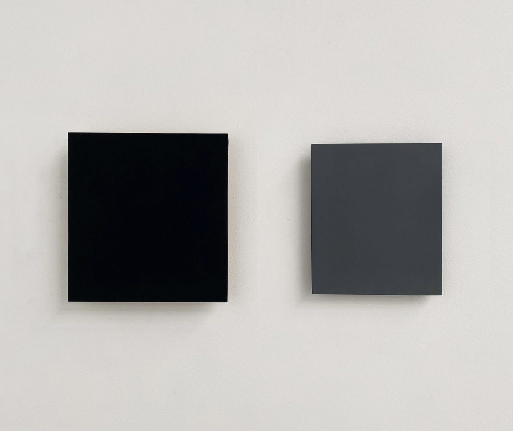 Günter Umberg, Untitled (Black), 2010 & Untitled (Grey), 2017 poliment, pigment & damar on wood, 38 x 36 cm (BLACK) & 29 x 26 cm (GREY)